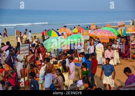 Hindu-Ritual, Sünden wegwaschen, Pilgerfahrt, Varkala Beach, Varkala, Kerala, Indien Stockfoto