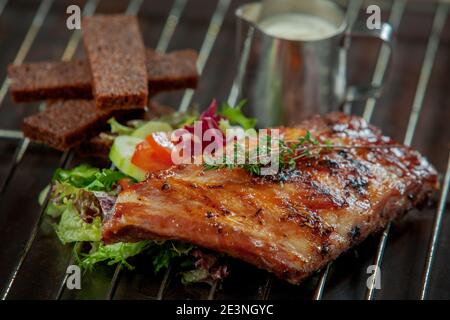 Frisch gegrillte Rippchen und frisches Gemüse Stockfoto