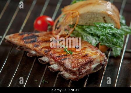 Frisch gegrillte Rippchen und Sandwich Stockfoto