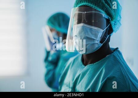 Männer Ärzte bei der Arbeit im Krankenhaus während Coronavirus Ausbruch - Medizinische Arbeiter auf Covid-19 Krise trägt Gesichtsschutzmaske - Fokus auf Maske Stockfoto