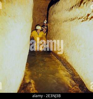 Höhlenforscher erkunden die Salamander Cave, MEJANNES-le-Clap, Gard, Frankreich Stockfoto