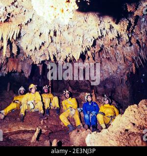 Höhlenforscher erkunden die Salamander Cave, MEJANNES-le-Clap, Gard, Frankreich Stockfoto