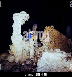 Höhlenforscher erkunden die Salamander Cave, MEJANNES-le-Clap, Gard, Frankreich Stockfoto