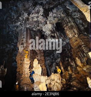 Höhlenforscher erkunden die Salamander Cave, MEJANNES-le-Clap, Gard, Frankreich Stockfoto