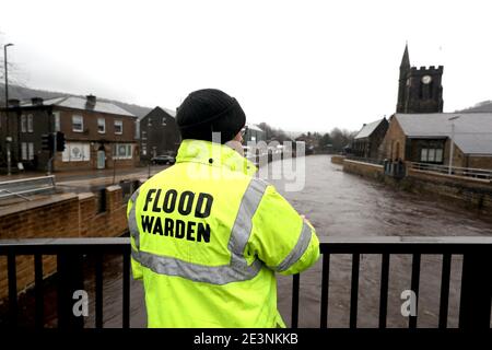 Ein Hochwasserwart untersucht die Wasserstände des Flusses Calder in Mytholmroyd im Upper Calder Valley in West Yorkshire, in Erwartung des Sturms Christoph, der weite Überschwemmungen, Stürme und Schnee in Teile Großbritanniens bringen wird. Es wird erwartet, dass es in Großbritannien zu heftigen Regenfällen kommt, wobei das Met Office warnt, dass Häuser und Unternehmen überschwemmt werden und Schäden an einigen Gebäuden verursachen. Bilddatum: Mittwoch, 20. Januar 2021. Stockfoto