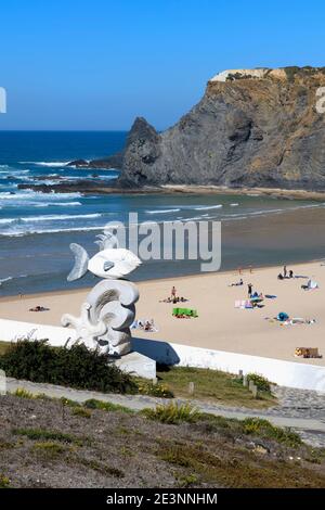 Fischstatue vor dem Strand von Odeceixe, Aljezur, Faro, Algarve, Portugal Stockfoto