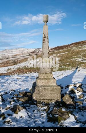 Zwischen Skeoch Hill und Bishops Forest Hill befindet sich das Covenanters' Monument, mit den Reihen der "Comunion Stones". Stockfoto