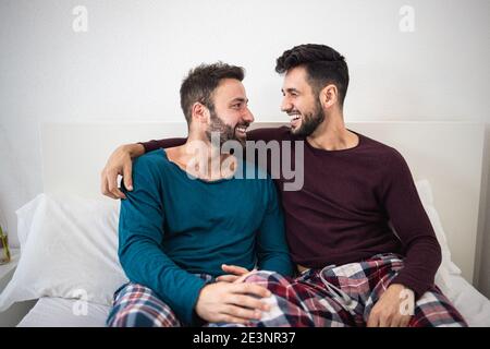 Glücklich Gay Männer paar mit zarten Momente zusammen zu Hause - Fokus auf den richtigen Mann Stockfoto