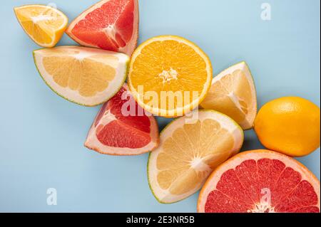 Zitrusfrüchte Scheibe. Zitrusfrüchte Zusammensetzung und Scheibe auf blauem Hintergrund, Flatlay Muster von Zitrusorange, Zitrone, Limette und Grapefruit Scheiben backg Stockfoto