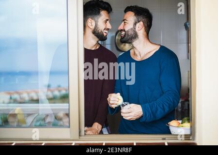 Fensterblick auf Homosexuell paar waschen Geschirr innerhalb Küche - Fokus auf Gesicht Stockfoto