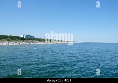 Der wunderschöne Strand von Zinnowitz mit vielen Liegen und ein Hotel an einem sonnigen Tag im Sommer. Stockfoto