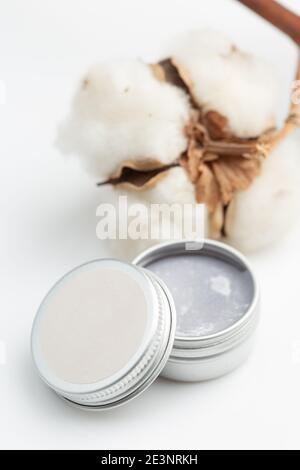 Graues Metall-Kosmetikglas mit Beauty-Produkt auf weißem Hintergrund Stockfoto