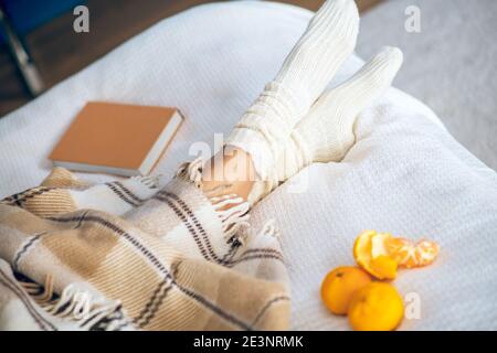Nahaufnahme der Beine der Frau auf einem Bett Stockfoto