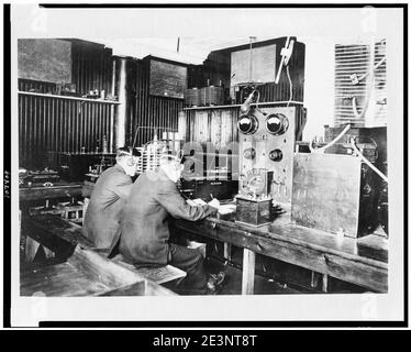 Marconi Wireless School, New York. Betreiber kopieren Nachrichten von Schiffen auf See übertragen Stockfoto