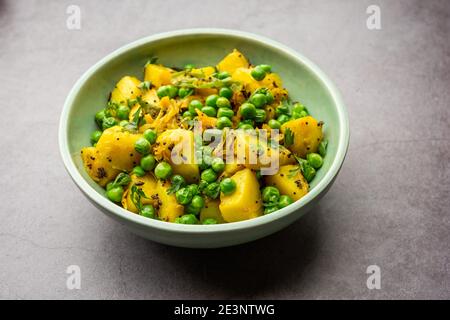 Aloo Mutter oder Matar aalu trocken Sabzi, Indische Kartoffel und grünen Erbsen gebraten zusammen mit Gewürzen und garniert mit Korianderblättern. Serviert mit Roti oder Stockfoto