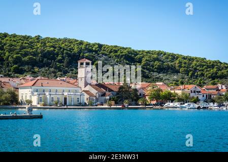 Blick auf den Hafen, Veli Iz, Insel Iz, Zadar Archipel, Dalmatien, Kroatien Stockfoto
