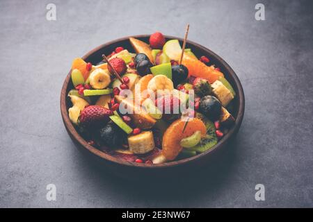 Fruit Chaat ist ein würziges indisches Gericht, das aus gekühlten saftigen Früchten wie Äpfeln, Bananen, Orangen, Trauben mit Salz und milden Gewürzen besteht Stockfoto