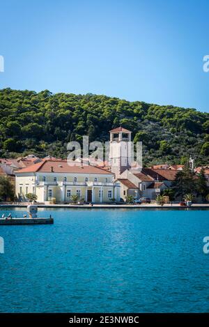 Blick auf den Hafen, Veli Iz, Insel Iz, Zadar Archipel, Dalmatien, Kroatien Stockfoto