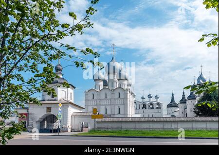 Kreml von Rostow dem Großen. Der Goldene Ring Russlands. Die Kremlmauer des alten Rostower Kremls. Die Kathedrale der Annahme. Ansicht vom Stockfoto