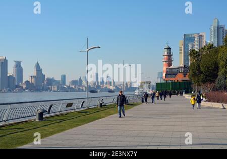 Spaziergang entlang der Wassergrenze auf der Pudong-Seite von Shanghai, gegenüber dem bund. Boote fahren den Huangpu Fluss hinunter Stockfoto