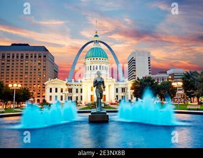 Old County Courthouse und Runner Skulptur in der Innenstadt von St. Louis Mit Gateway Bogen bei Sonnenuntergang Stockfoto