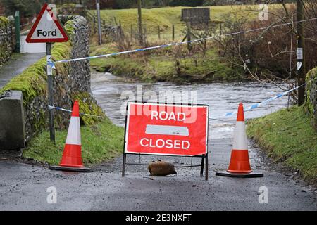 Westgate, Weardale, County Durham, Großbritannien. Januar 2021. Wetter in Großbritannien. Straßenschild mit Polizeiband an der ford am Fluss, wo gestern Abend ein Morrisons-Lieferwagen weggefegt wurde und der Fahrer von der Feuerwehr gerettet werden musste. Kredit: David Forster/Alamy Live Nachrichten Stockfoto