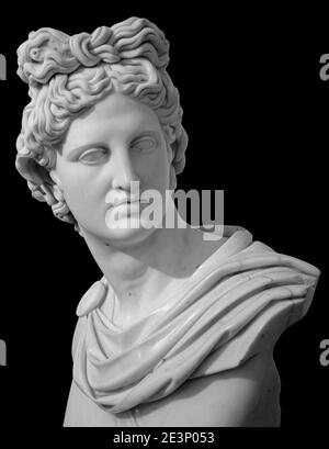 Weiße Gipskopie der antiken Statue des Apollo-Sonnengottes, isoliert auf schwarzem Hintergrund. Gipsskulptur des menschlichen Gesichts. Renaissance-Porträt Stockfoto