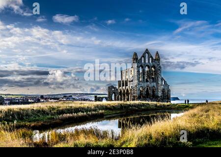 Whitby Abbey war ein christliches Kloster aus dem 7. Jahrhundert, das später zu einer Benediktinerabtei wurde. Mit Blick auf die Nordsee auf der Ostklippe über Whitby in Stockfoto