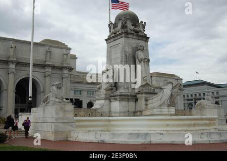 Washington Union Station amerikanische Flagge auf der Statue Washington DC USA Flagge Architektur vor berühmten Verkehrszügen Stockfoto