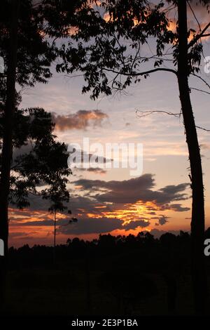 Sonnenuntergang mitten in den kolumbianischen Tropen. Die Sierra Nevada de Santa Marta (Snowy Mountain Range von Saint Martha). Kolumbien Stockfoto