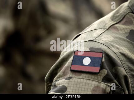 Flagge von Laos auf der Uniform. Armee, Soldaten, Soldaten. Collage. Stockfoto