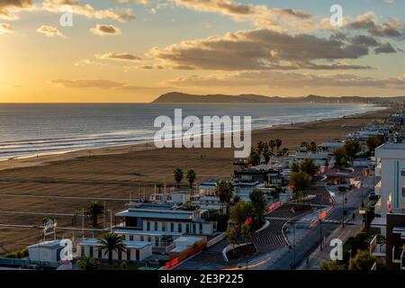 Blick von oben auf einen bunten Sonnenaufgang über der Adria und Strand in Rimini, Italien Stockfoto