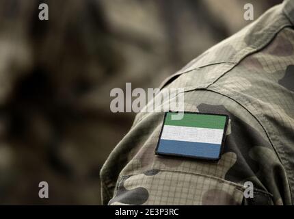 Flagge von Sierra Leone über militärische Uniform. Armee, Soldaten, Soldaten, Afrika, (Collage). Stockfoto