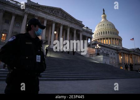 Washington, USA. Januar 2021. Sprecher des Hauses Nancy Pelosi (D-CA), Mitte, Mehrheitsführer Steny Hoyer (D-MD), rechts, und US-Rep. Katherine Clark (D-MA), links, halten COVID-19 Mahnwache auf den Stufen des US-Kapitols am 19. Januar 2021 in Washington, DC. (Foto von Oliver Contreras/SIPA USA) Quelle: SIPA USA/Alamy Live News Stockfoto