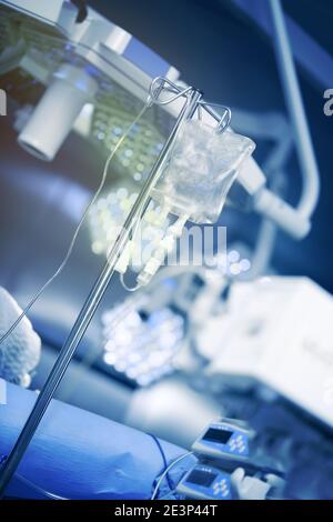 Medizinisches System auf einem medizinischen Pol im Operationssaal auf dem Hintergrund der chirurgischen Ausrüstung. Stockfoto