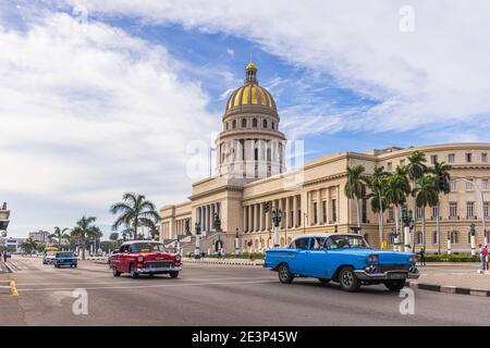 Capitolio Gebäude Havanna, Kuba mit alten amerikanischen Oldtimern Stockfoto