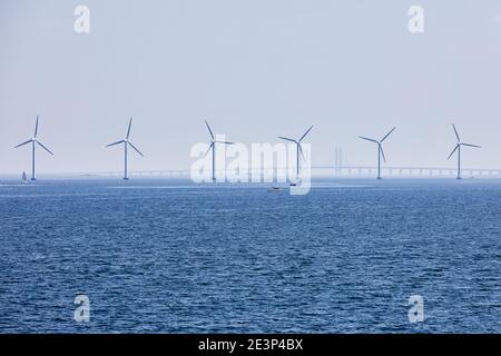 Offshore-Windpark Middelgrunden und die Øresund-Brücke zwischen Dänemark Und Schweden Stockfoto