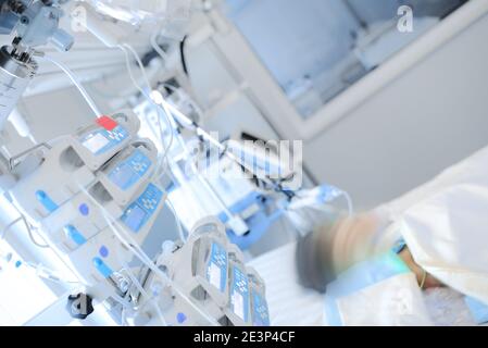 Das kleine Kind wird in der Abteilung für pädiatrische Intensivpflege behandelt. Stockfoto