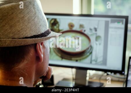 Vintage-Mann bearbeitet ein Foto in seinem Studio zu Hause Stockfoto