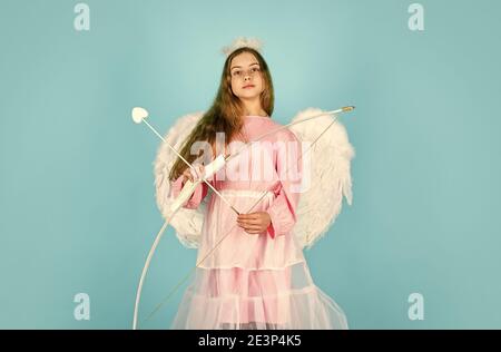 Valentinstag Engel. Amour. Gott der Liebe. 14. Februar: Valentinstag und Rabatt. Cupid schießen mit Schleife. Pfeil der Liebe. Kleines Engelsmädchen mit Flügeln und Halo. Cupid wirft Pfeil mit Schleife. Stockfoto