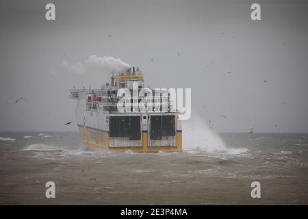 Newhaven, Großbritannien. Januar 2021. Die Cote D'Albatre Passagierfähre stürzt in Wellen, als es aus Newhaven Port nach Dieppe, hohe Winde und Meere werden als Storm Christoph erwartet sein das Vereinigte Königreich Kredit: James Boardman/Alamy Live News Stockfoto