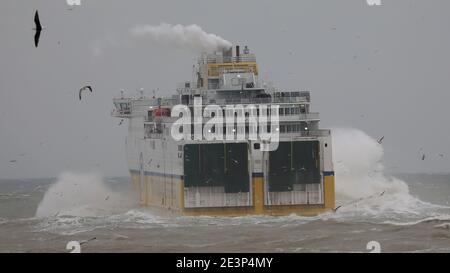 Newhaven, Großbritannien. Januar 2021. Die Cote D'Albatre Passagierfähre stürzt in Wellen, als es aus Newhaven Port nach Dieppe, hohe Winde und Meere werden als Storm Christoph erwartet sein das Vereinigte Königreich Kredit: James Boardman/Alamy Live News Stockfoto