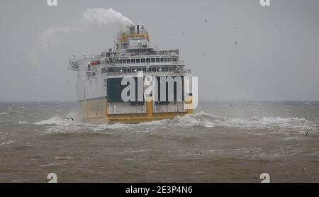 Newhaven, Großbritannien. Januar 2021. Die Cote D'Albatre Passagierfähre stürzt in Wellen, als es aus Newhaven Port nach Dieppe, hohe Winde und Meere werden als Storm Christoph erwartet sein das Vereinigte Königreich Kredit: James Boardman/Alamy Live News Stockfoto