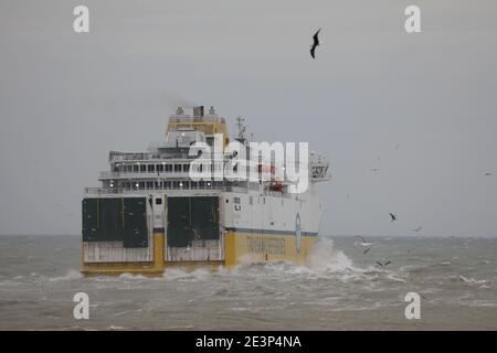 Newhaven, Großbritannien. Januar 2021. Die Cote D'Albatre Passagierfähre stürzt in Wellen, als es aus Newhaven Port nach Dieppe, hohe Winde und Meere werden als Storm Christoph erwartet sein das Vereinigte Königreich Kredit: James Boardman/Alamy Live News Stockfoto