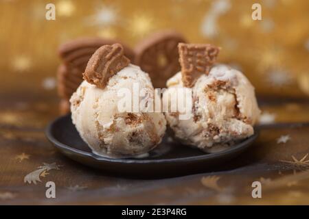Zwei frische, hausgemachte Kugeln Speculoos-Eis mit Speculoos Kekse als Nachtisch zu Weihnachten Stockfoto