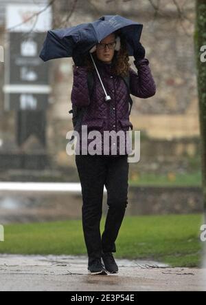 Eine Person benutzt einen Regenschirm, während sie durch das Gelände der Winchester Cathedral in Winchester, Hampshire, geht, während Storm Christoph weite Überschwemmungen, Stürme und Schnee in Teile Großbritanniens bringen wird. Es wird erwartet, dass es in Großbritannien zu heftigen Regenfällen kommt, wobei das Met Office warnt, dass Häuser und Unternehmen überschwemmt werden und Schäden an einigen Gebäuden verursachen. Bilddatum: Mittwoch, 20. Januar 2021. Stockfoto