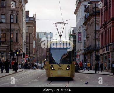 Manchester, Großbritannien - Februar 2020: Eine Metrolink-Straßenbahn (Bombardier M5000, Nr. 3073) im Stadtzentrum. Stockfoto