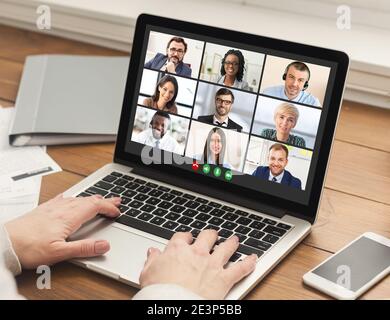Frau Am Laptop Mit Online-Meeting Per Videoanruf In Der Halle Stockfoto