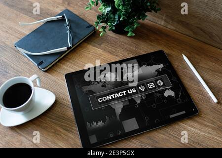 Kontaktieren Sie uns Feld und Schaltfläche auf dem Bildschirm. Geschäftskonzept Stockfoto