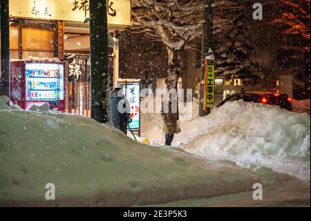 Starker Schneefall in japanischer Stadt. Nachtszene vor dem Soba Restaurant. Stockfoto